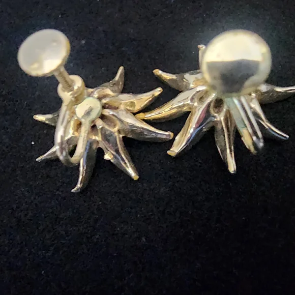 SE16 Gold and Pink Color Floral Screw-on Earrings For No Pierced Ears - Picture 4 of 8